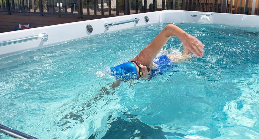 ellenáramoltatásos swim-spa medence